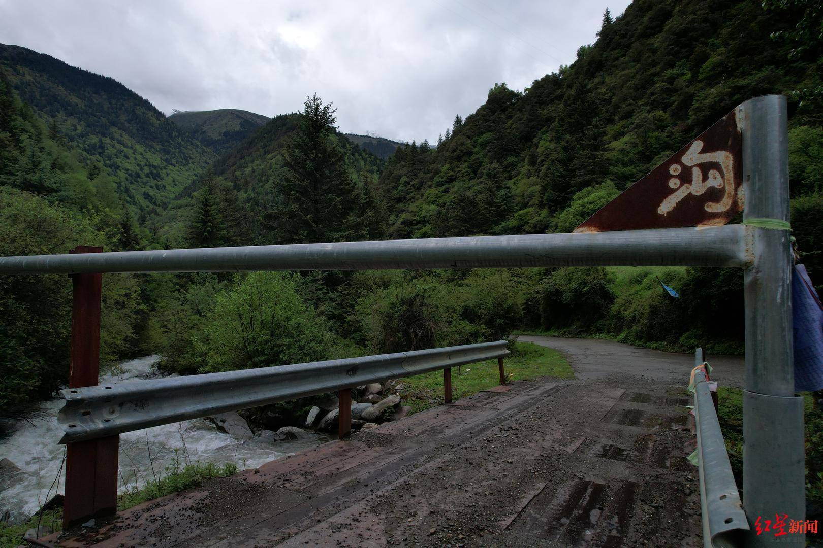 独家还原理县一游客登山坠亡幕后：网上组团登山 当地救出4人，遇难者遗体被转运下山  第3张