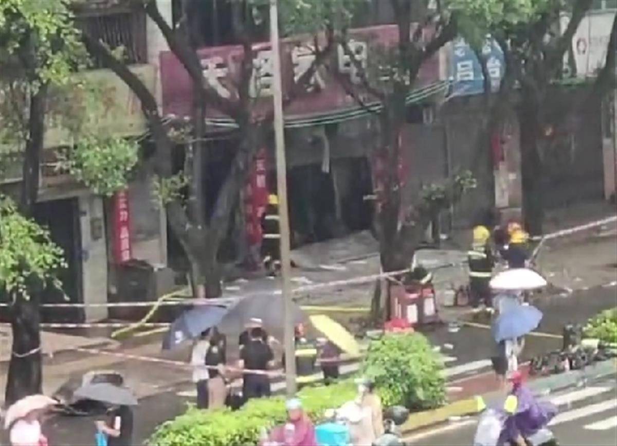 广西贵港一商铺发生火灾致2死1伤，当地应急局：一名消防员不幸牺牲  第1张