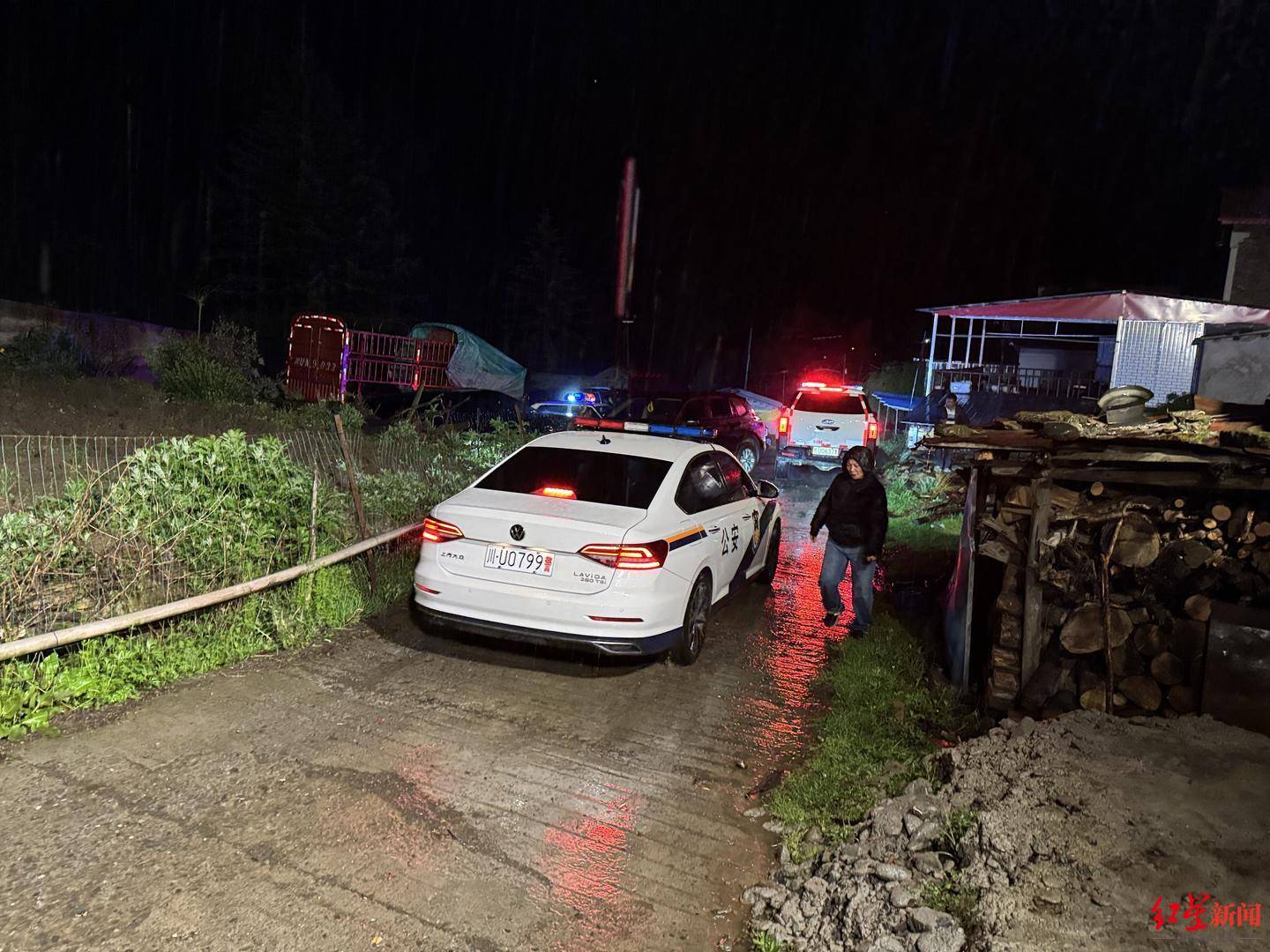 独家还原理县一游客登山坠亡幕后：网上组团登山 当地救出4人，遇难者遗体被转运下山  第5张