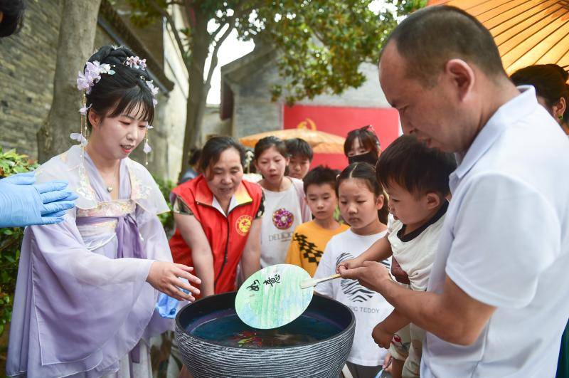 【网络中国节】新中式、周边游、非遗市集，“端午经济”热气腾腾！  第3张