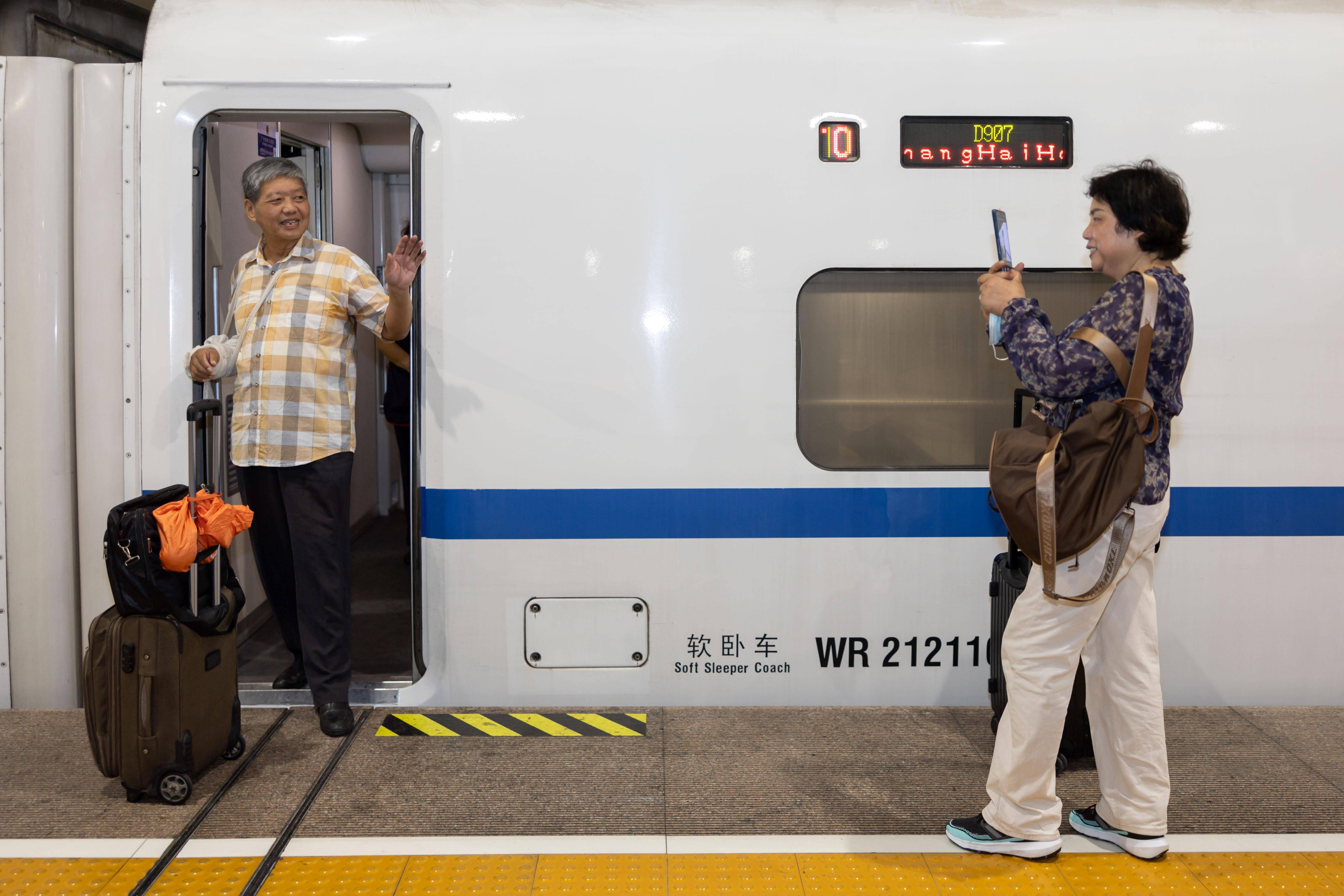 新华全媒+｜夕发朝至！京港、沪港间开行高铁动卧列车  第9张