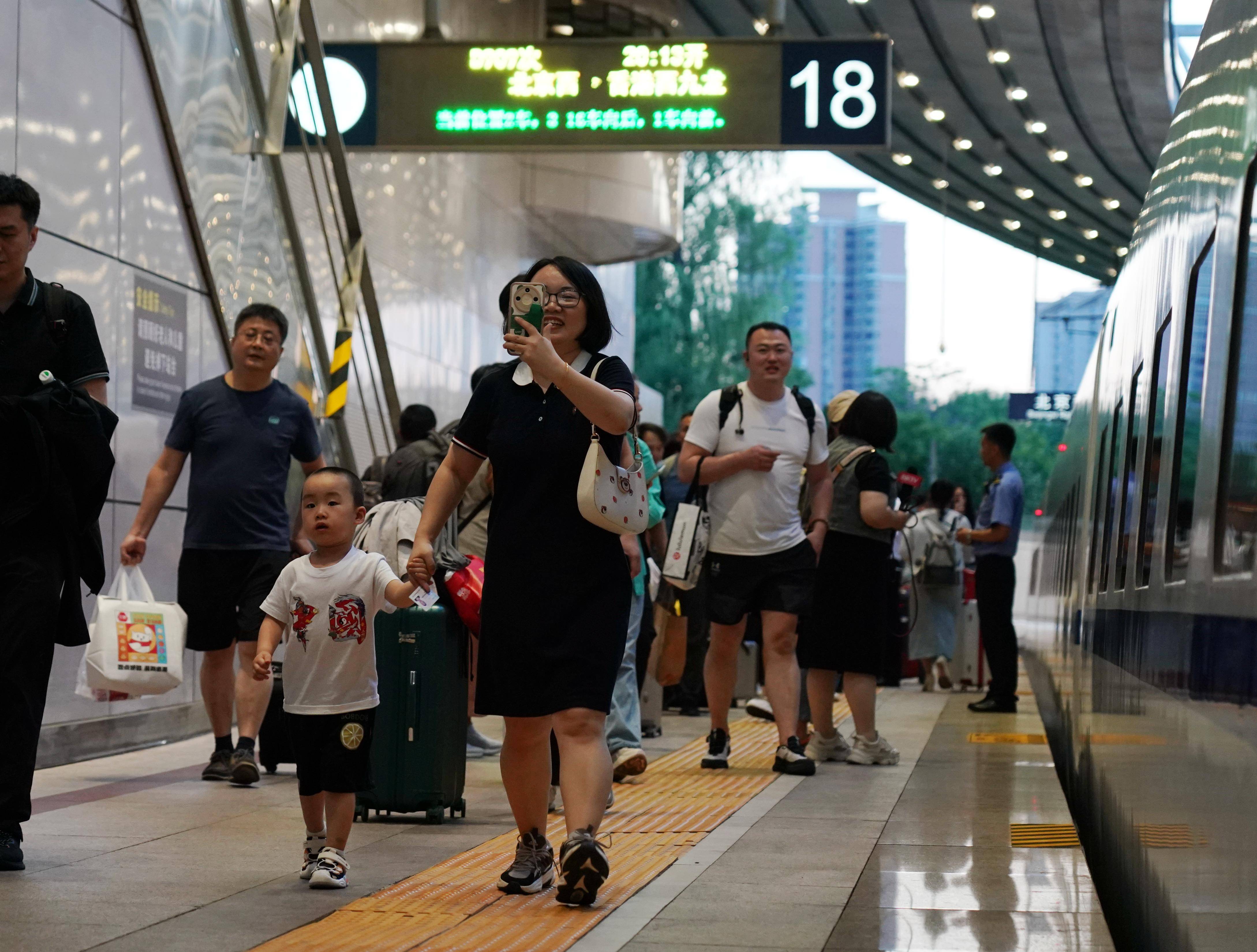 新华全媒+｜夕发朝至！京港、沪港间开行高铁动卧列车                