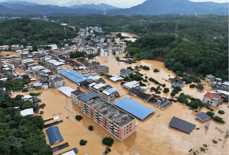 广东梅州多地暴雨致5人遇难15人失联，群众自发参与救援  第1张