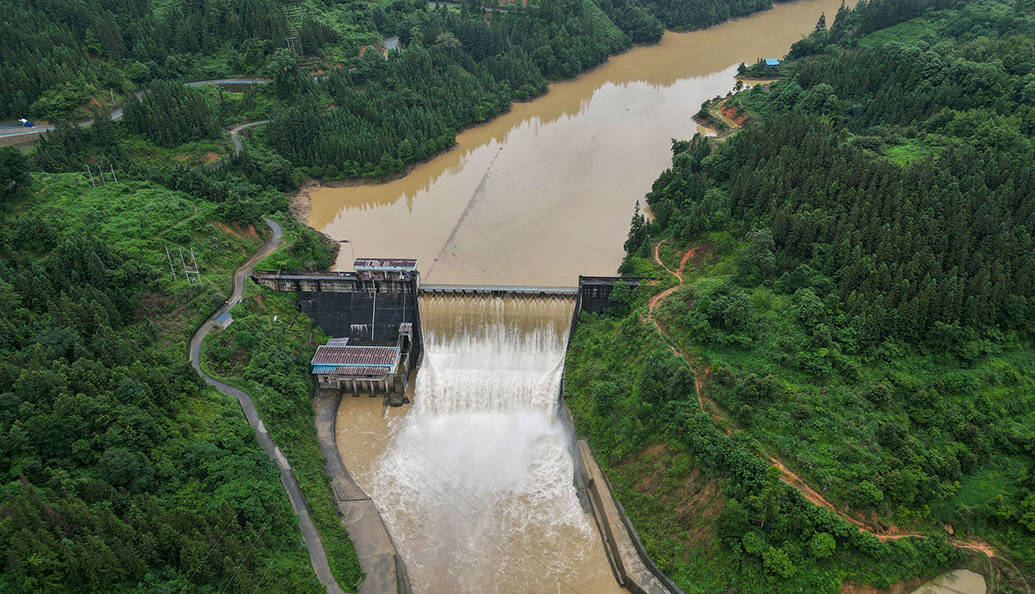 南方强降雨｜桂湘赣等地多座大坝、水库开闸泄洪  第9张