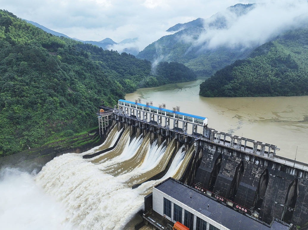 南方强降雨｜桂湘赣等地多座大坝、水库开闸泄洪  第2张