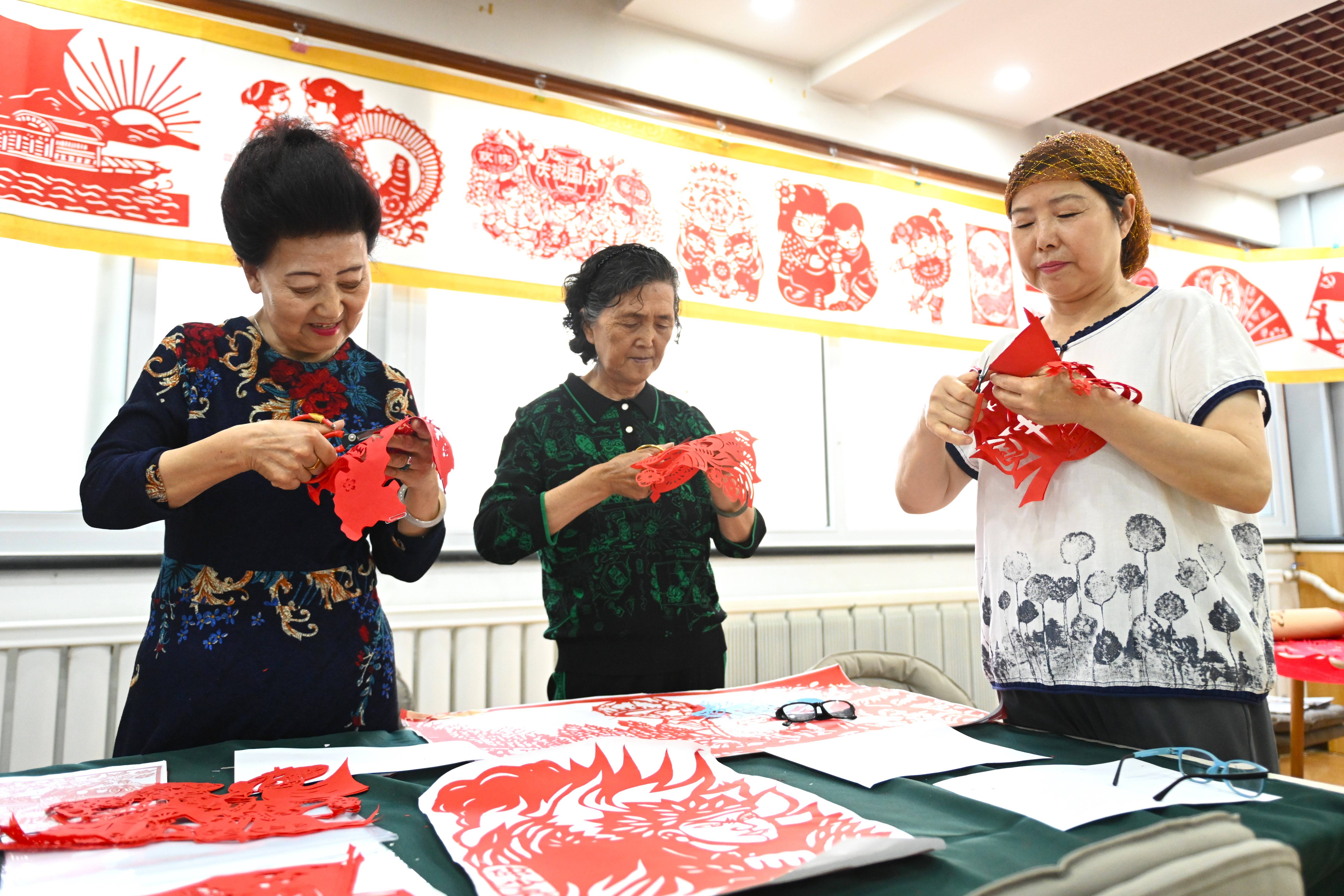 新闻多一点 | 民族团结一家亲的和谐社区                