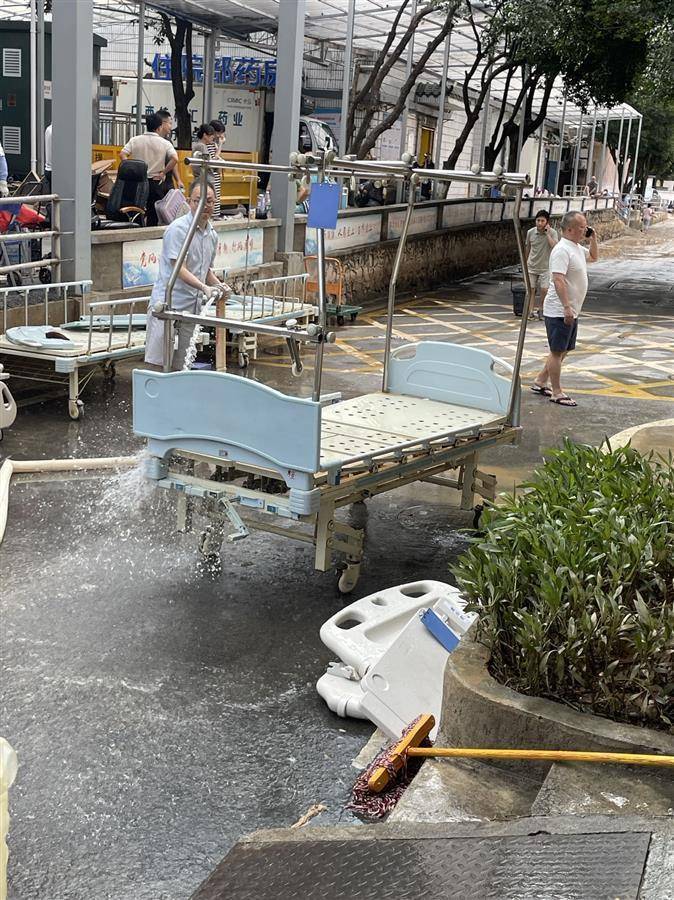 桂林暴雨被淹医院：病房仍缺水电，设备留下泥沙用水枪冲都刷不净                