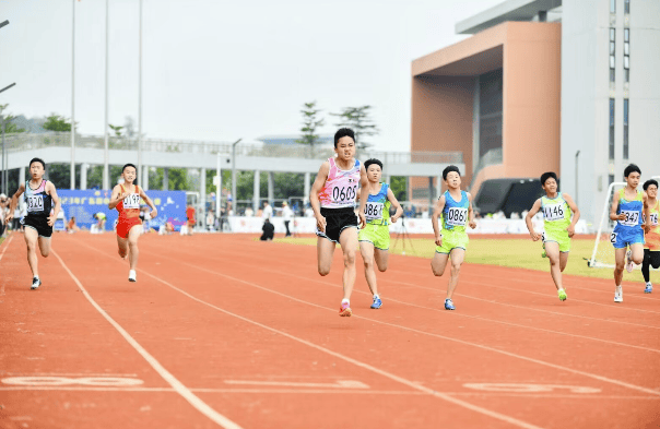 太强了！“小孩哥”百米跑11秒63，比肩同期苏炳添                