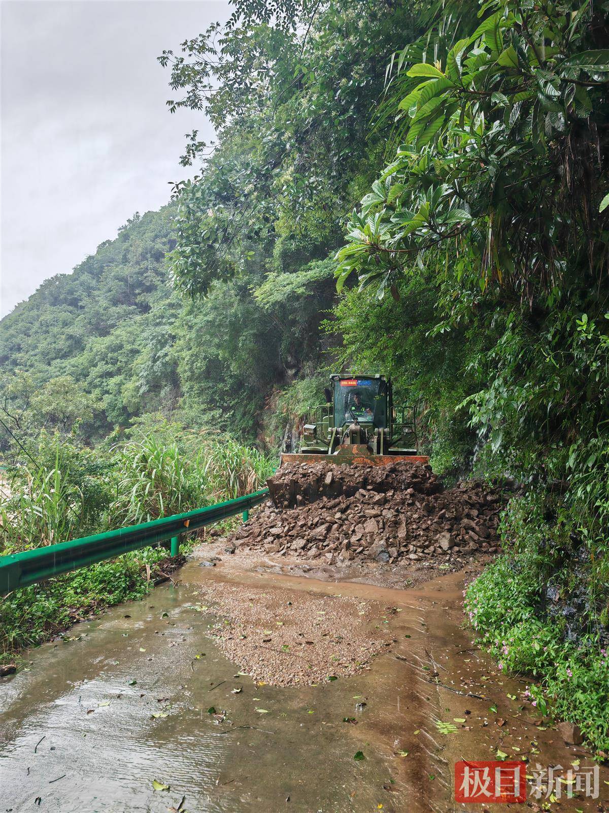 “暴力梅”袭击黄山：连日大雨让游客锐减，救援队一天接300多个求助电话                