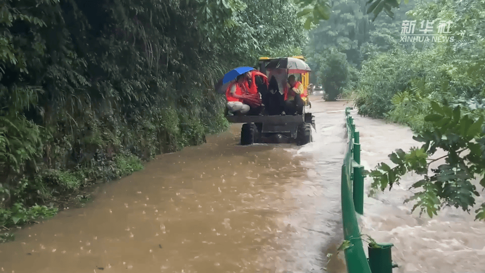 新华全媒+｜暴雨中的面孔                