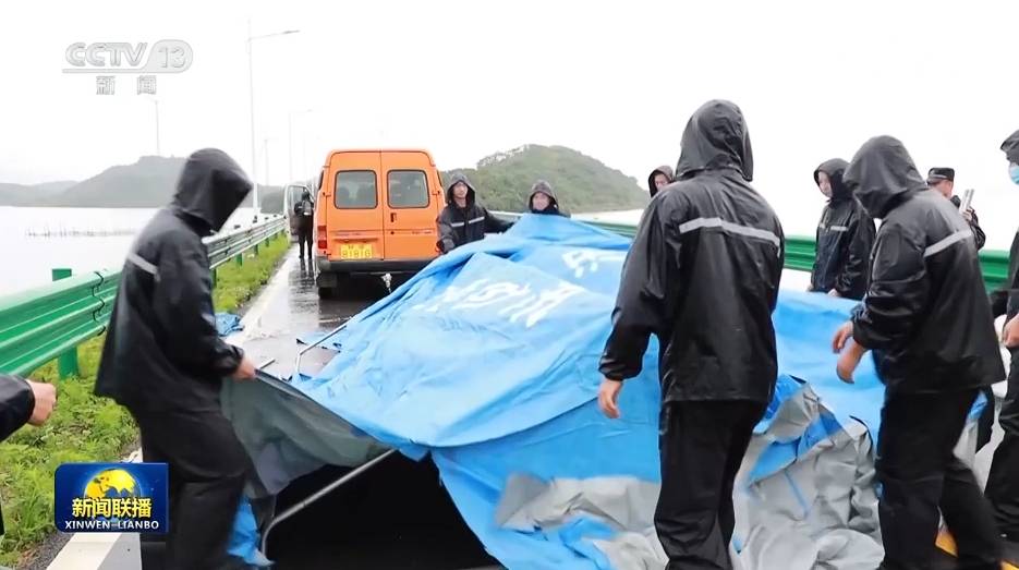 长江中下游强降雨持续 各地全力抢险救灾                