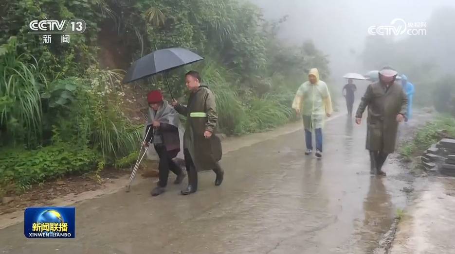 长江中下游强降雨持续 各地全力抢险救灾                