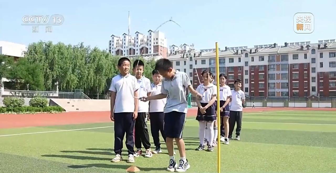 金华新闻网:六开奖香港开结果记录历史-男子乘坐火车爬上行李架躺下休息，同车厢乘客都看呆了，官方回应  第2张