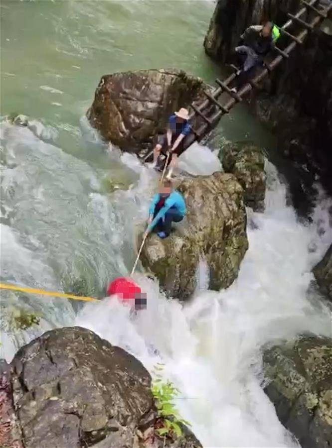 浙江台州两名游客横渡溪流落水失联超18小时，应急部门：仍在搜救  第1张