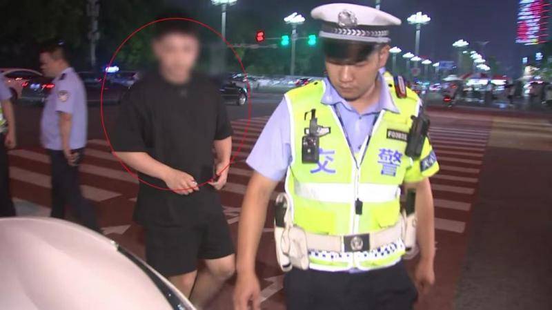 男子开无牌法拉利跑车被交警拦截弃车就跑 交警：驾驶人此前因醉驾被吊销驾驶证  第1张