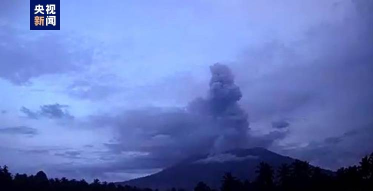 印尼伊布火山发生多次喷发 火山灰柱最高达五千米                