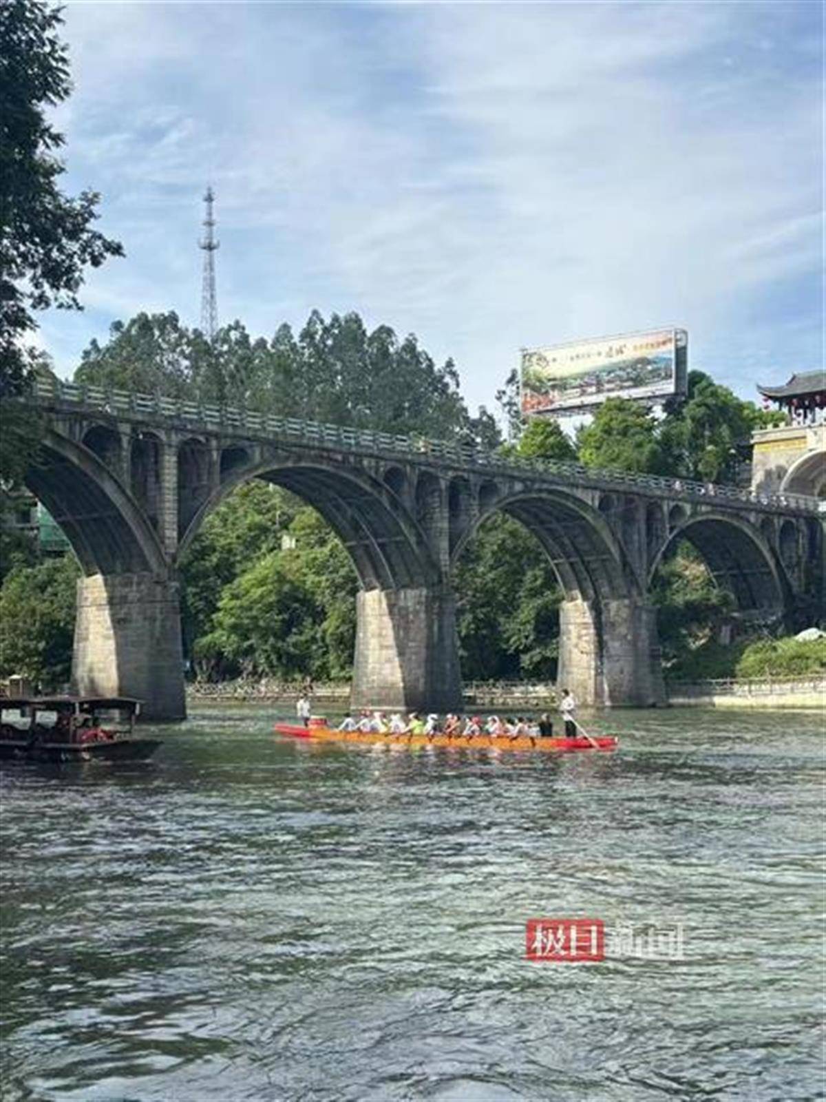 重庆秀山一艘龙舟侧翻致3死，遇难者家属称多人未穿救生衣也无救生设备，业内人士分析  第2张