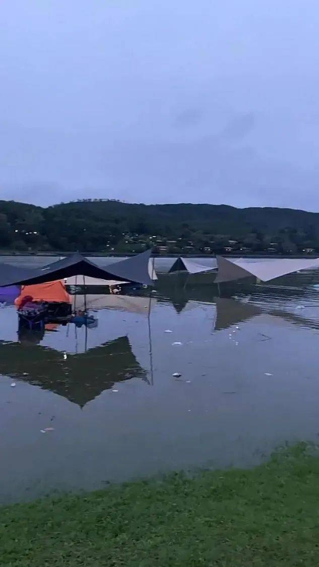 游客网红露营地醒来发现睡在水里                