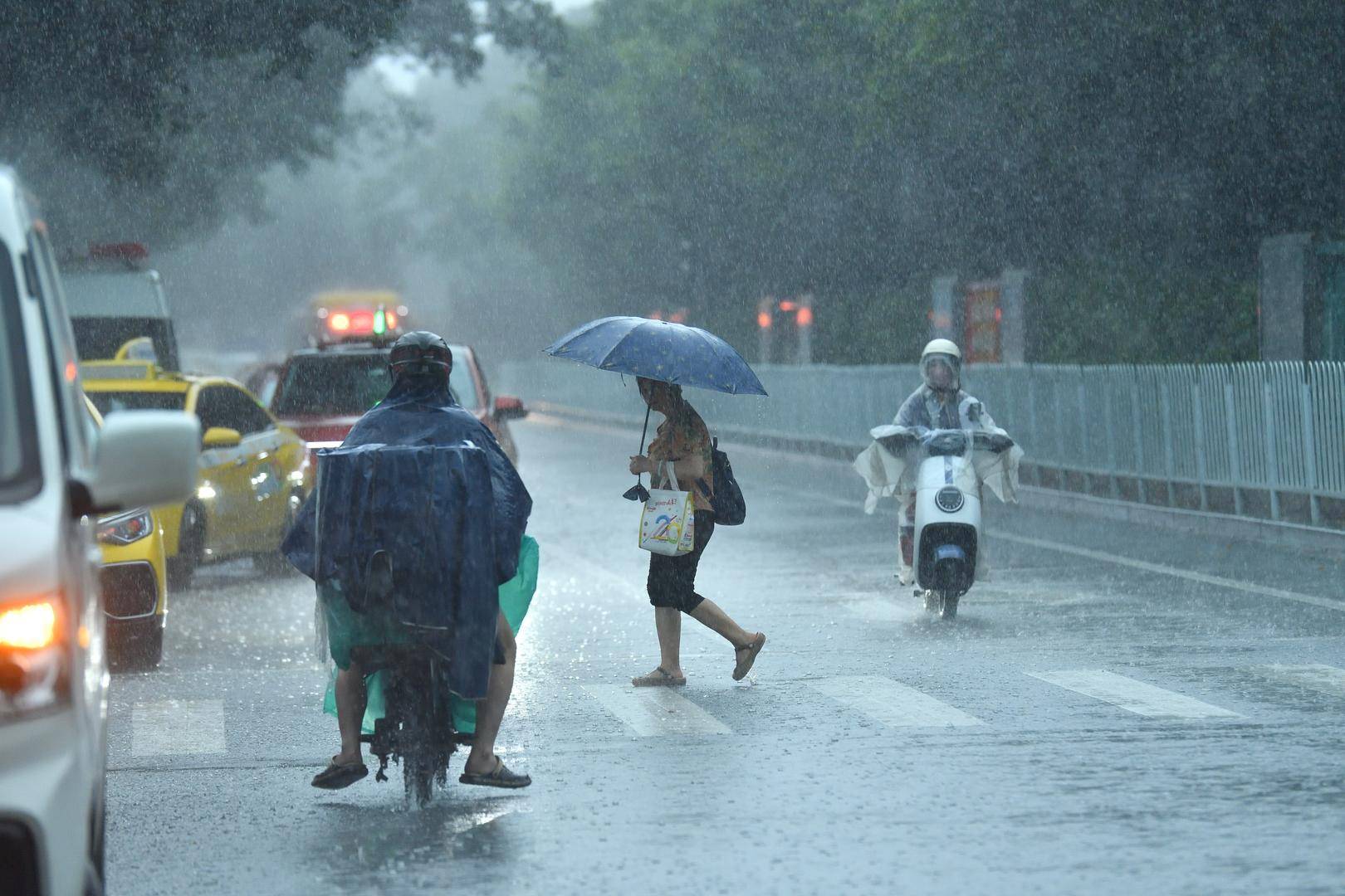 “南涝北旱”之下：有河南农户一个人浇地60亩，有广东居民一周没见到太阳                