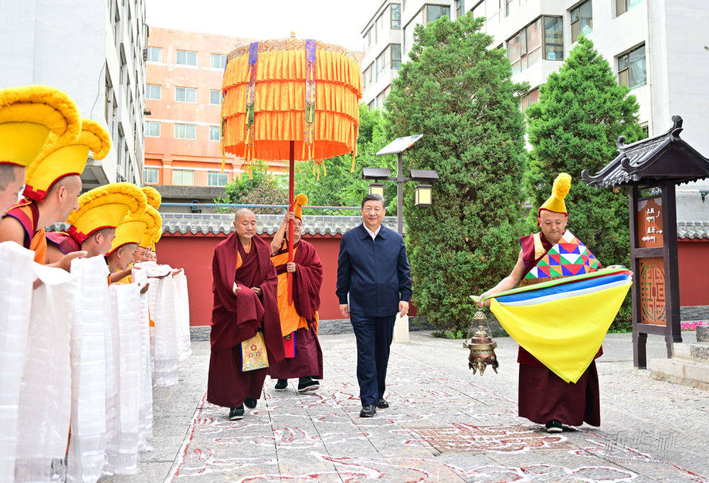 习近平在青海考察调研                