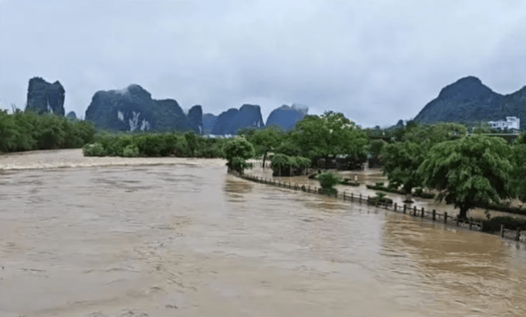 南方多个景区因暴雨关闭：象鼻山遭雷击，遇龙河景区已关闭10多天  第1张