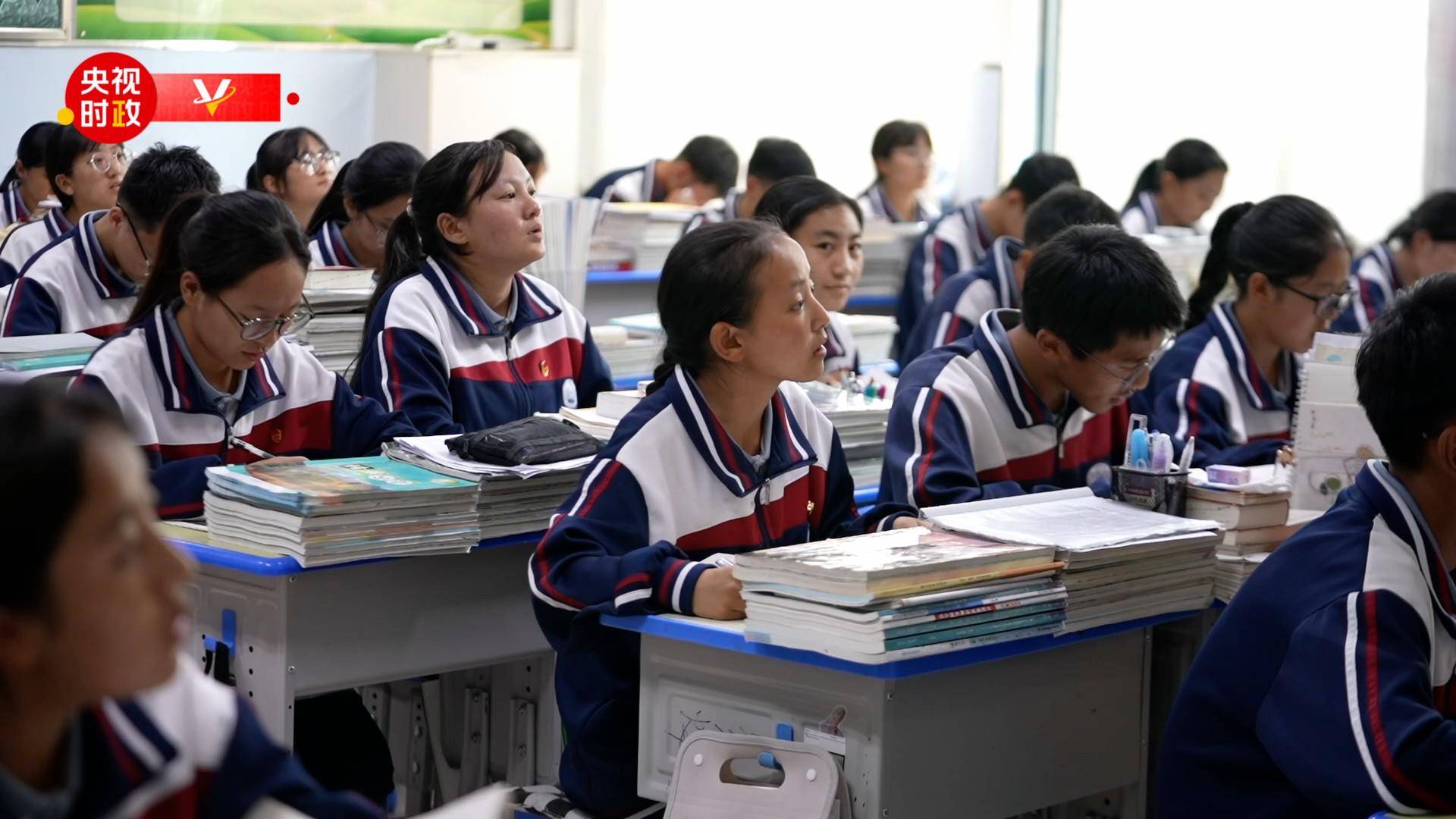 习近平青海行丨一所学校牵起两地梦想——走进果洛西宁民族中学  第1张