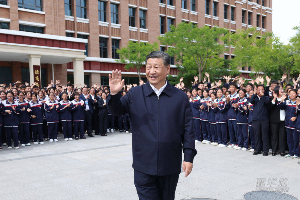 习近平在青海考察调研                