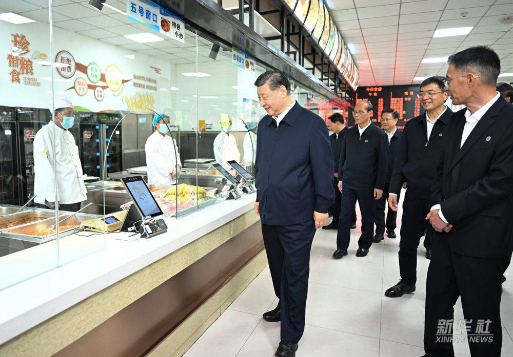 习近平在青海考察调研                