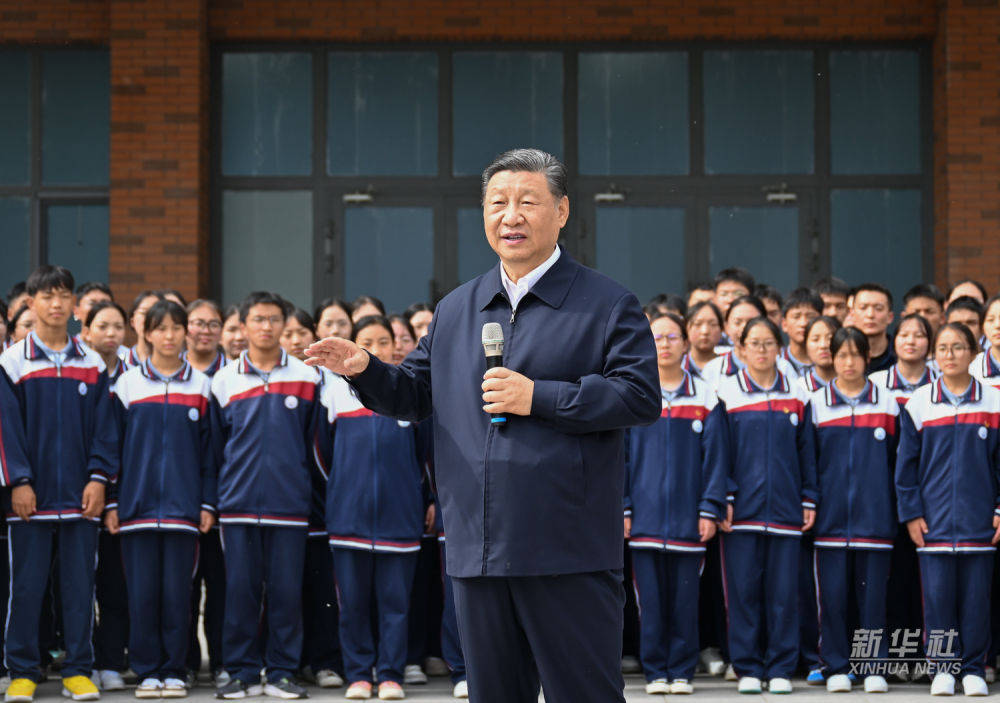 习近平在青海考察调研                