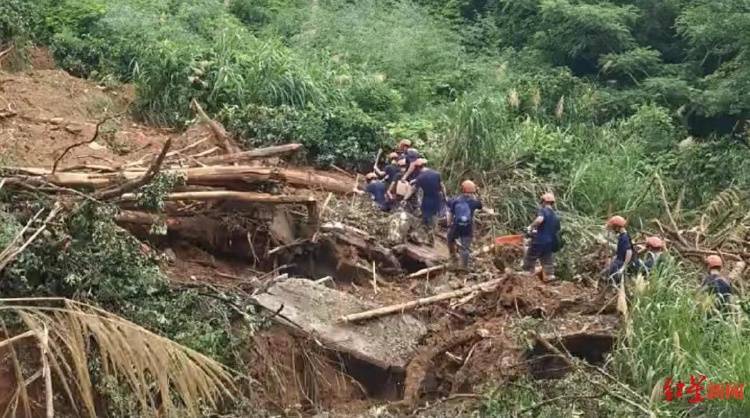 福建上杭山体滑坡一寺庙倒塌 村民：一家6口被埋，正在搜救中                