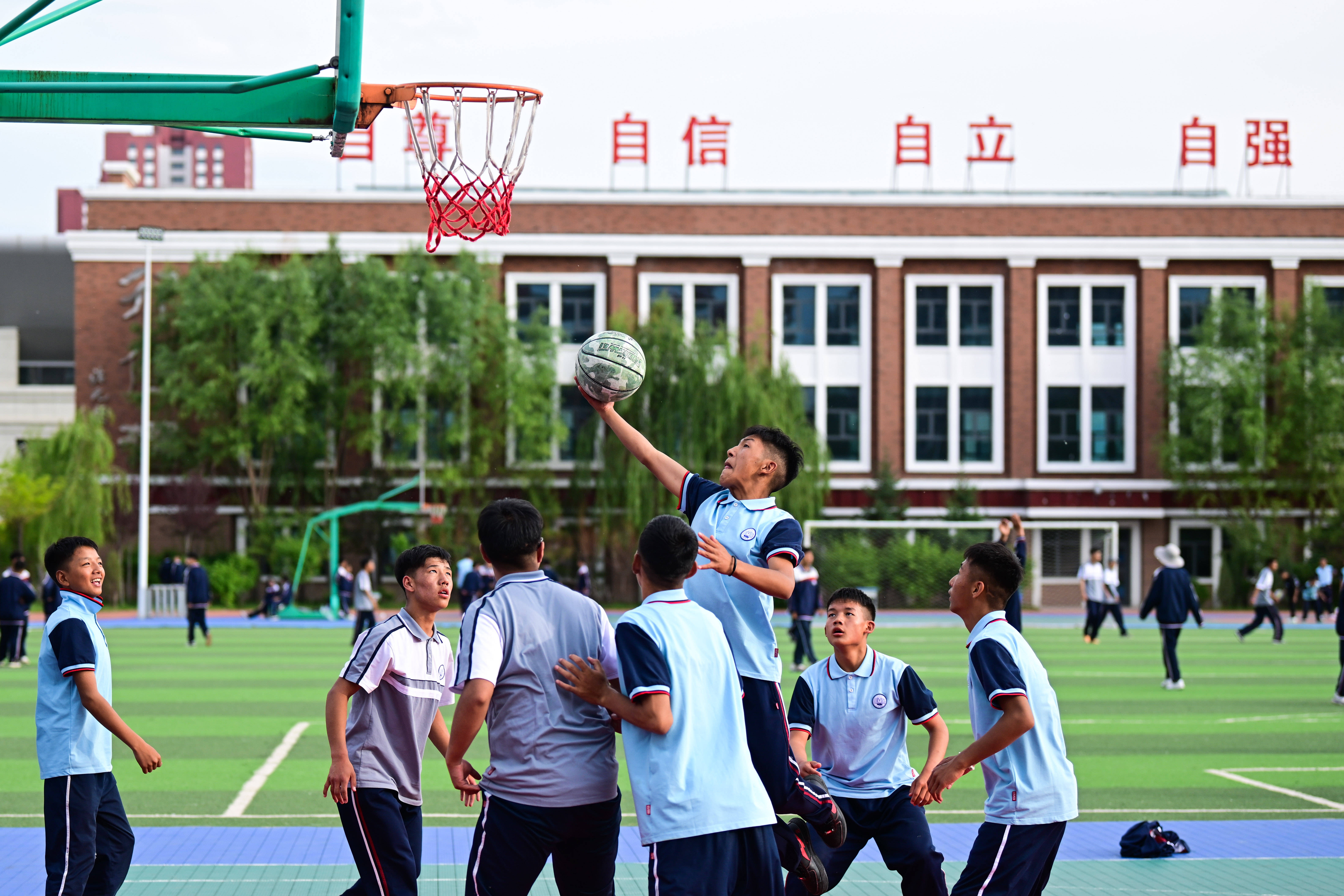 新闻多一点 | 点亮高原孩子梦想之光                