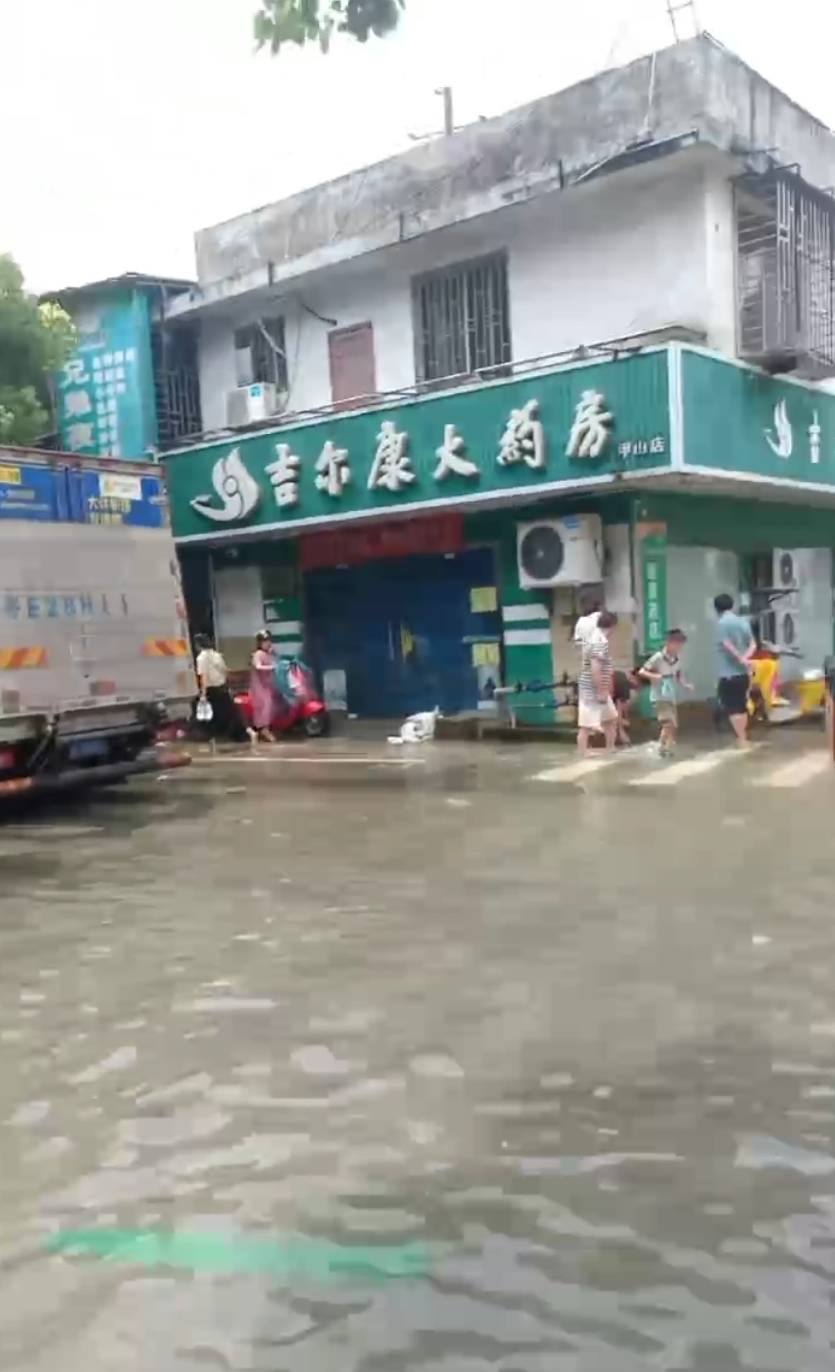 桂林一药店女职员疑在洪水中触电身亡，附近商户：事后有居民提醒关闸                