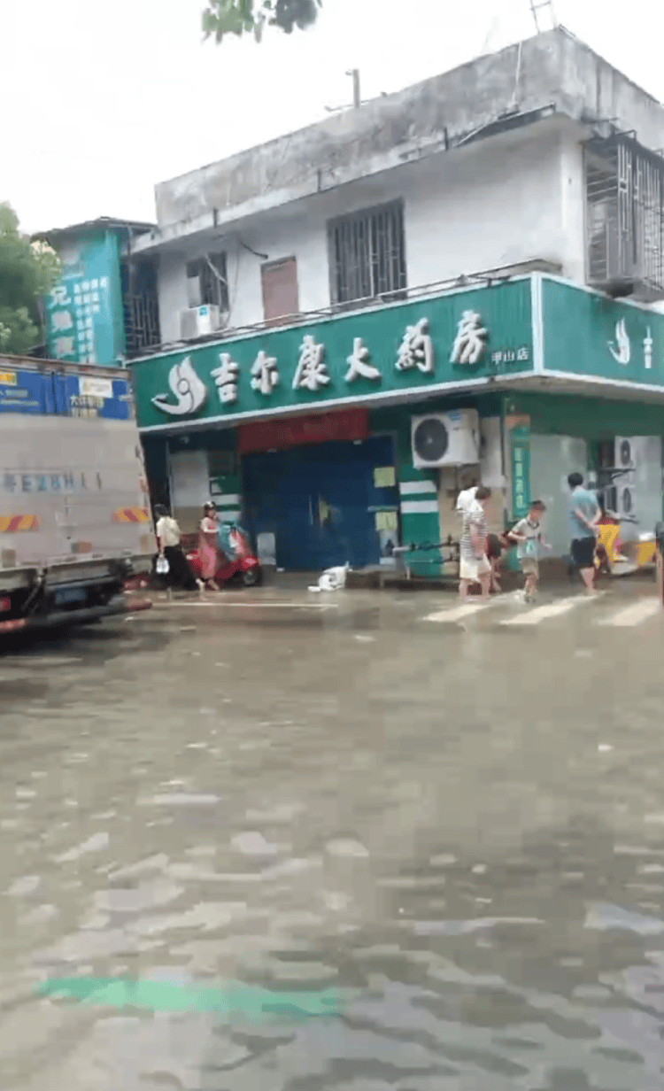 广西桂林一药店女职员疑在洪水中触电身亡，涉事店铺地势较低                