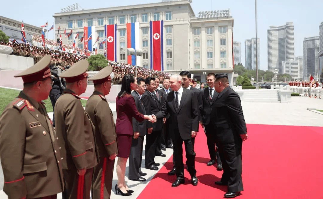 在普京送给金正恩的又一辆专车上，两人轮流当司机  第5张