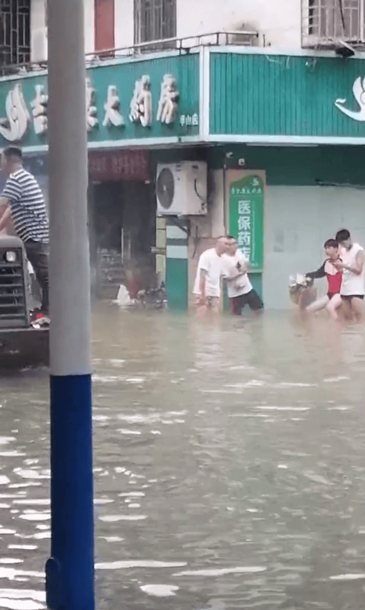 广西桂林一药店女职员疑在洪水中触电身亡，涉事店铺地势较低                