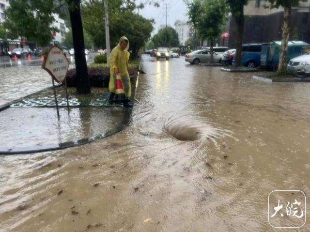 安徽黄山多地暴雨：有房屋被冲垮，公交线路全部暂停运营  第1张