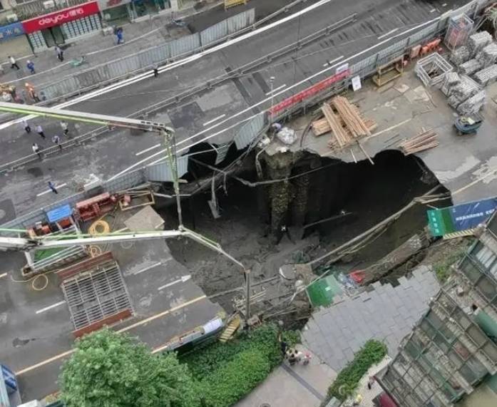 成都地铁施工区域路面塌陷追踪：自来水管爆管原因说法不一                