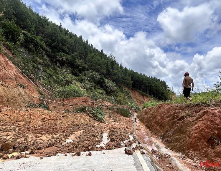 暴雨中的福建山区小镇：一家六口失联超4天，水位“半小时升高两米”                