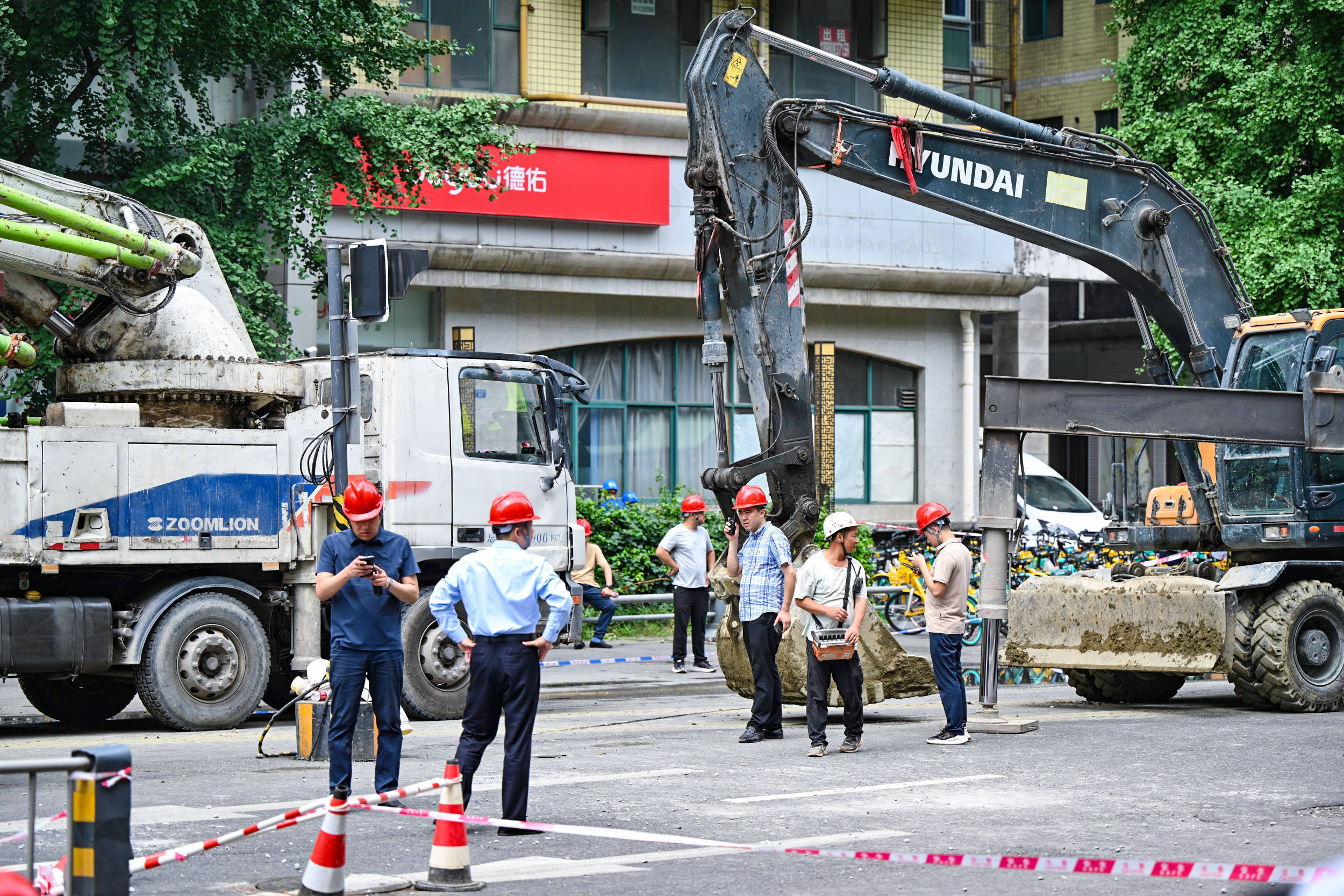 直击｜成都地铁13号线一在建站点坍塌，“离小区仅三四米”  第5张