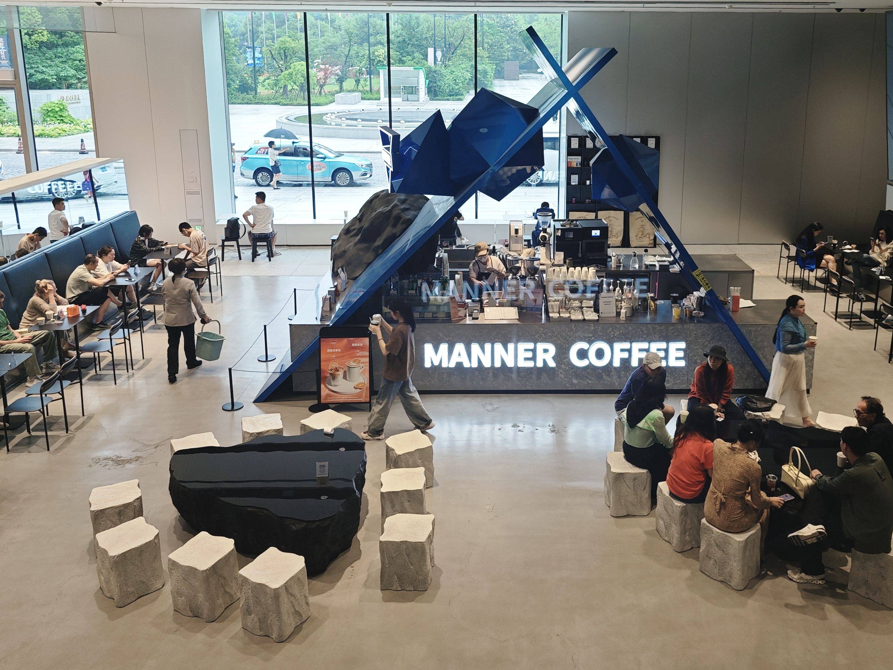 实探|怒泼咖啡粉背后：Manner扩张与“劝退入职”的店员们                