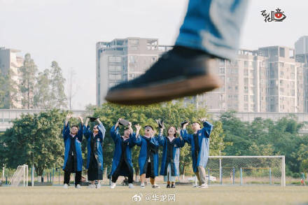 酷！重庆大学生“花式整活”毕业照                