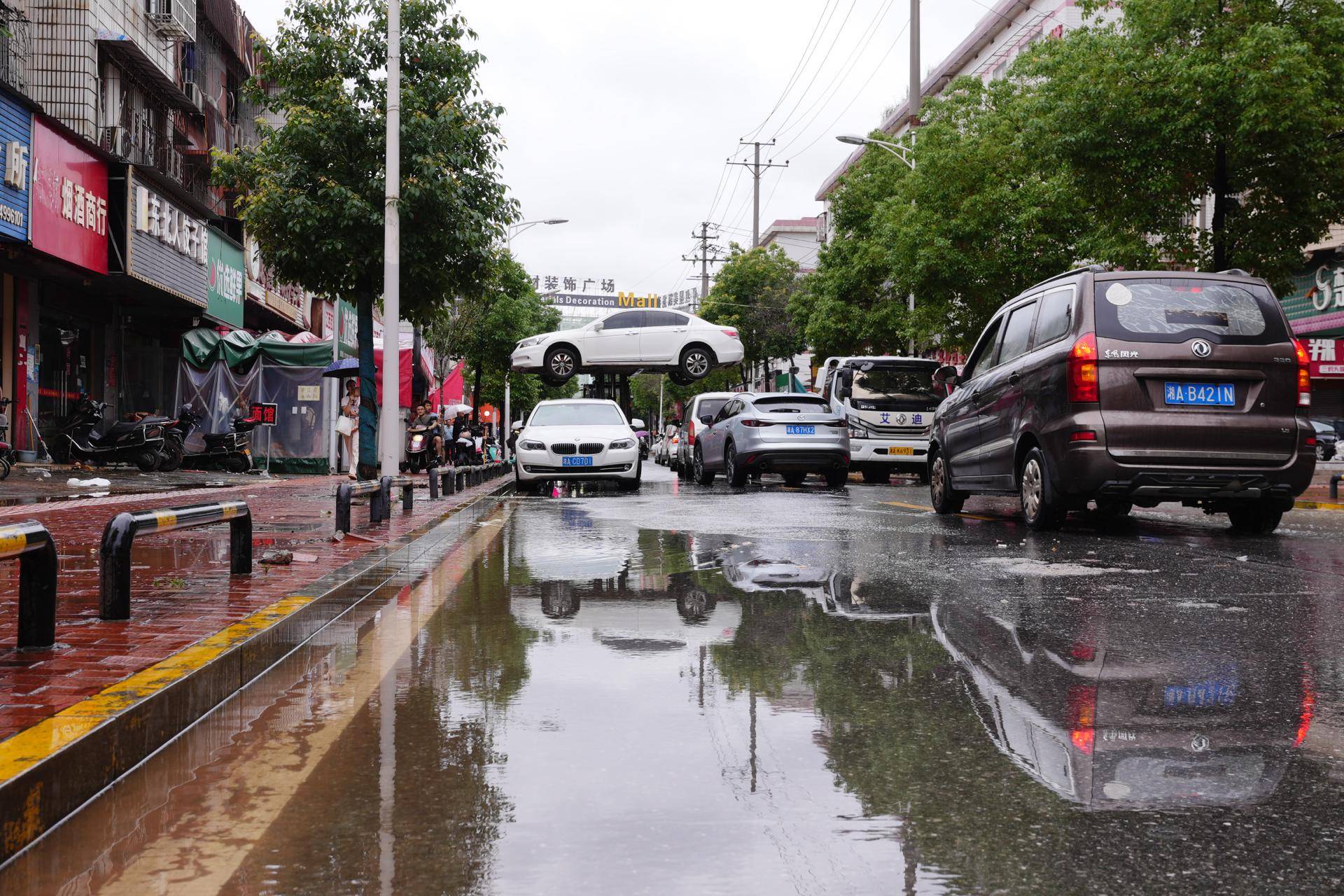 探访暴雨突袭后的长沙：进水店铺已重新营业，旅客无法想象火车站曾有积水  第8张