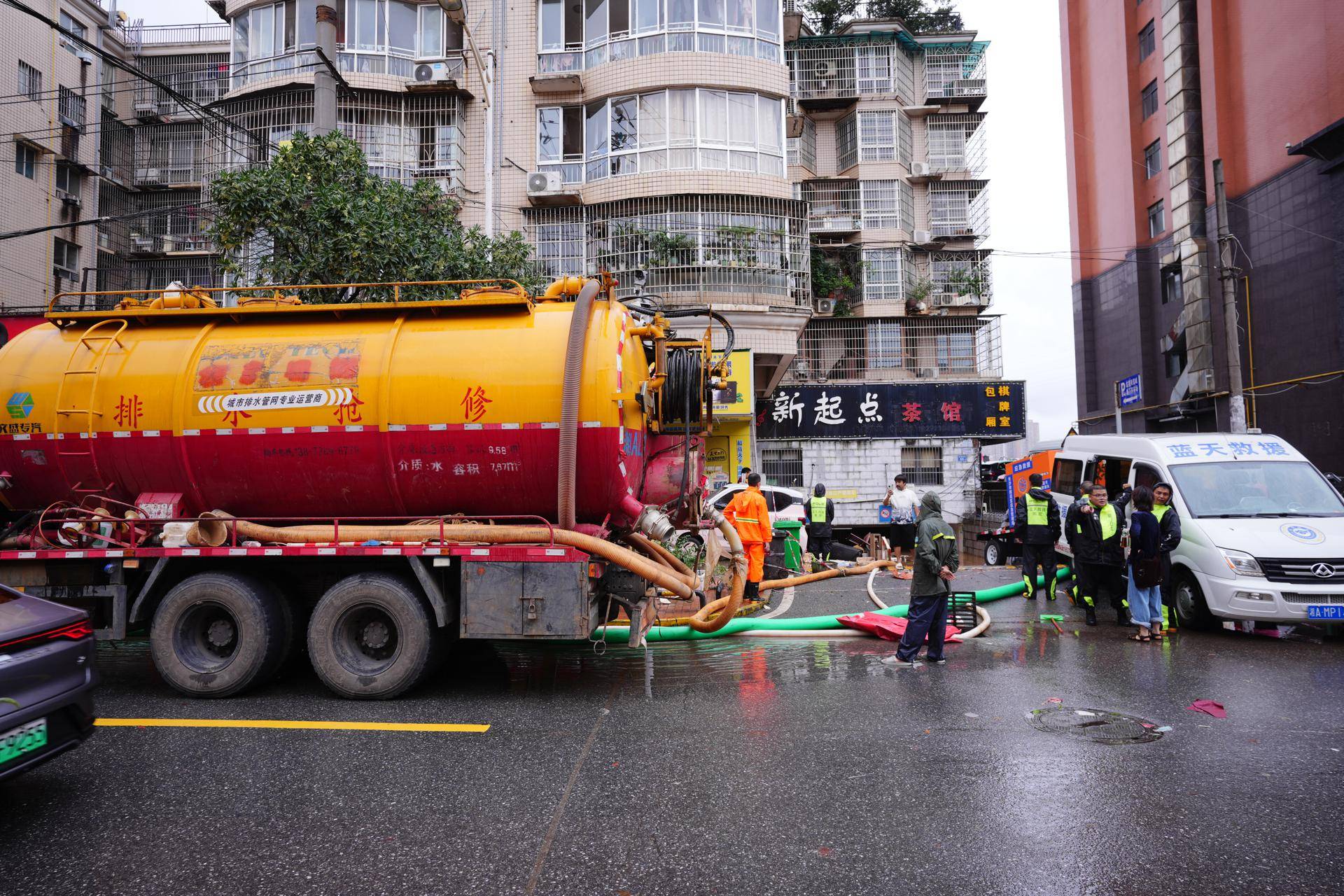 探访暴雨突袭后的长沙：进水店铺已重新营业，旅客无法想象火车站曾有积水  第7张