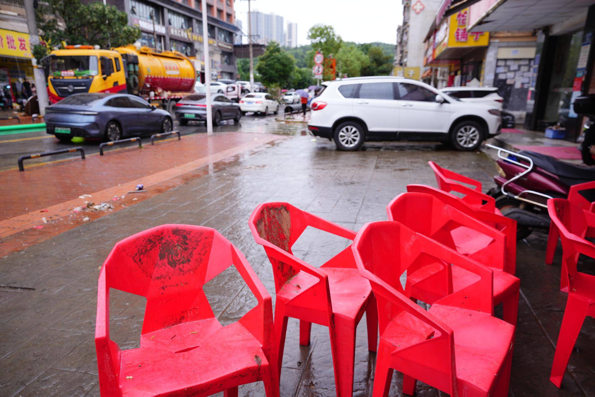 探访暴雨突袭后的长沙：进水店铺已重新营业，旅客无法想象火车站曾有积水  第2张