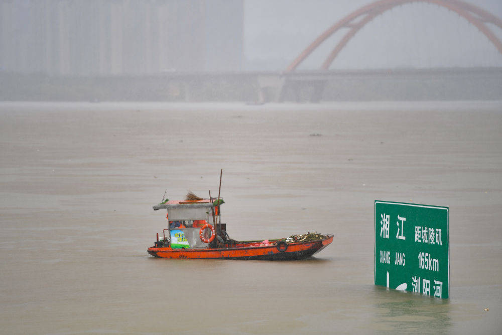 微视频｜风雨中的守护  第1张