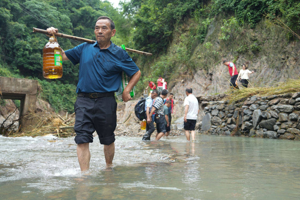 微视频｜风雨中的守护  第3张