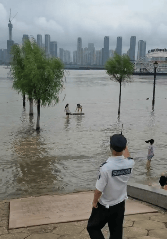 汉口站水位三年来首次突破设防，记者实探汉口江滩  第8张