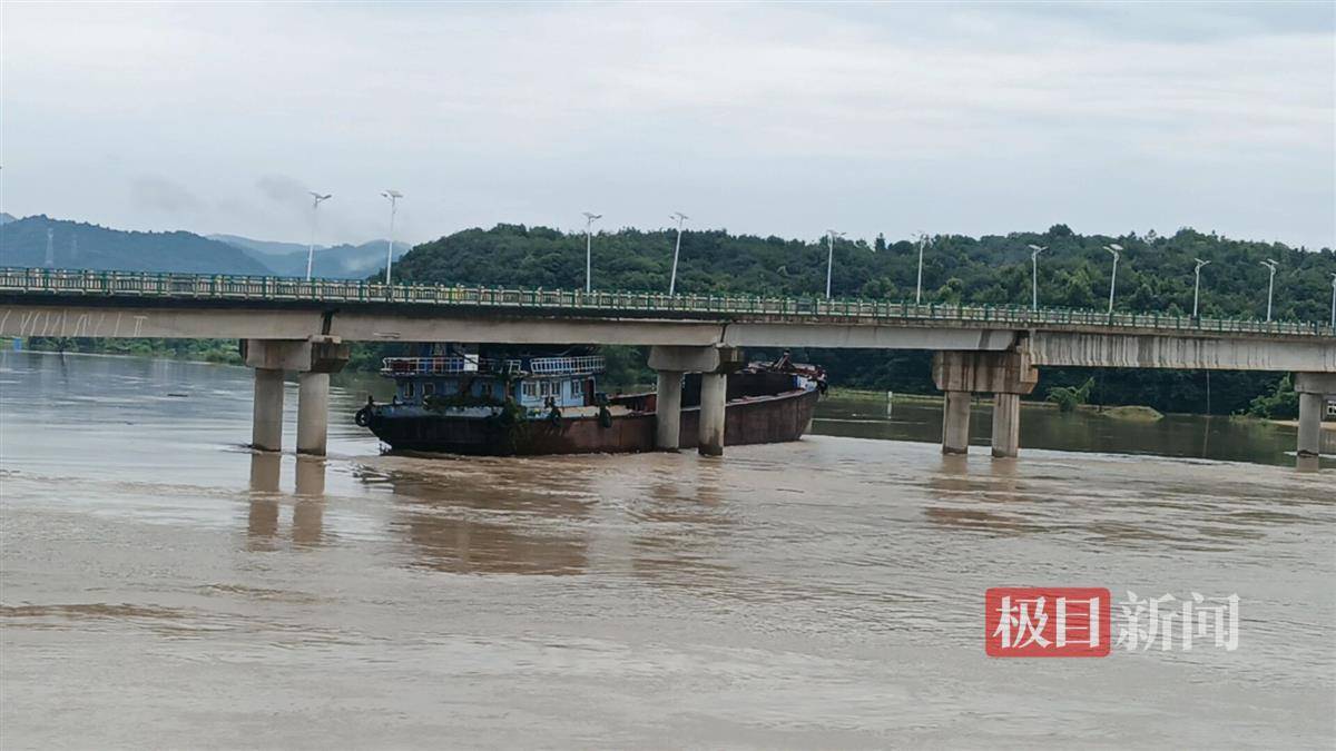 江西鄱阳一货船撞上太阳埠大桥，官方：大桥受损情况及事因正调查                